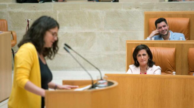 La diputada de Podemos en La Rioja, Raquel Romero, interviene ante la mirada de Concha Andreu, candidata del PSOE, durante la última investidura fallida.