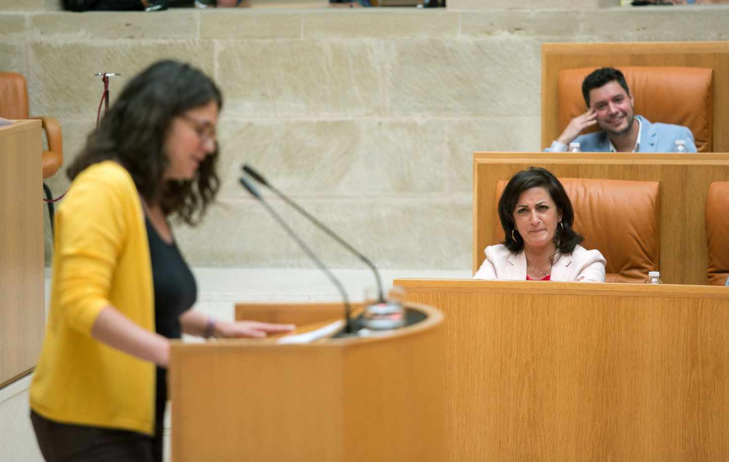 La diputada de Podemos en La Rioja, Raquel Romero, interviene ante la mirada de Concha Andreu, candidata del PSOE, durante la última investidura fallida.