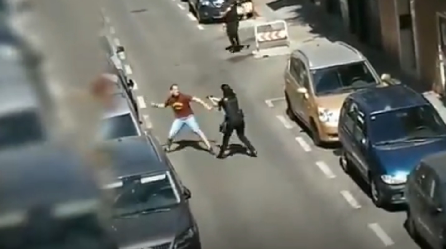 Una policía en prácticas esquiva el ataque de un hombre armado con un cuchillo en Carabanchel (Madrid).