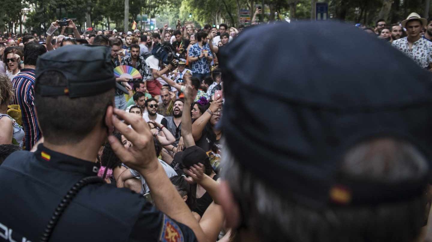 La Policía protege a los miembros de Ciudadanos durante la manifestación del Orgullo Gay de este sábado en Madrid.