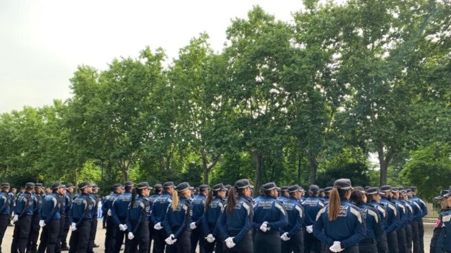 Policías municipales de Madrid forman en el Parque del Retiro.