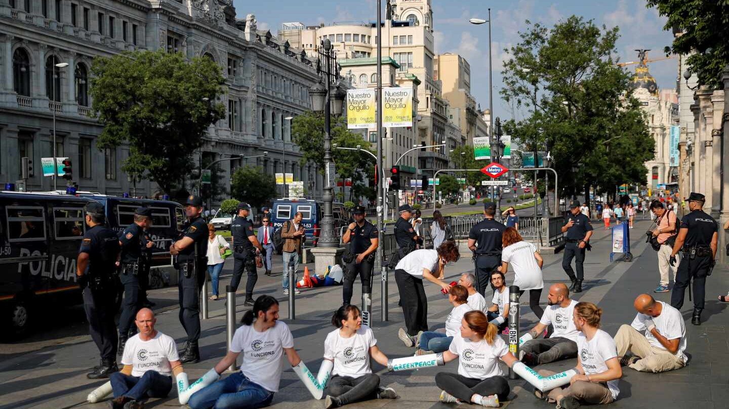 Protesta de Greenpeace contra el la moratoria que permite la circulación en Madrid Central.