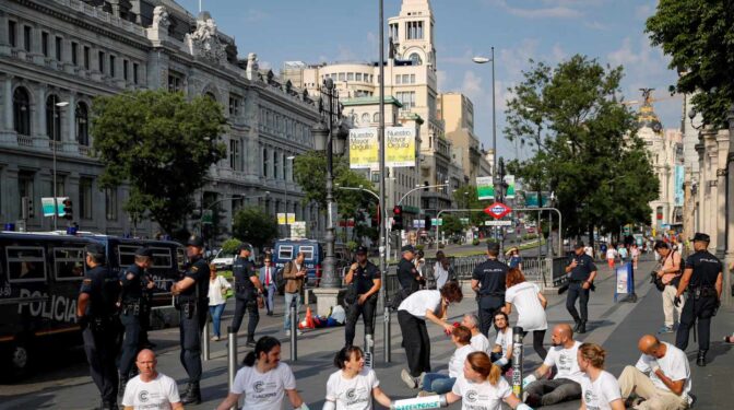 Protesta de Greenpeace contra el la moratoria que permite la circulación en Madrid Central.