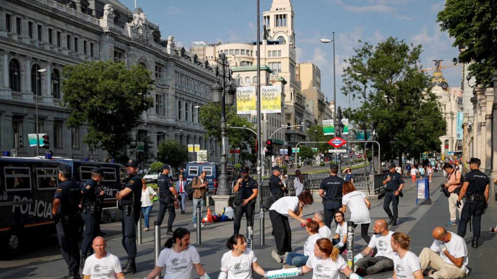 Protesta de Greenpeace contra el la moratoria que permite la circulación en Madrid Central.