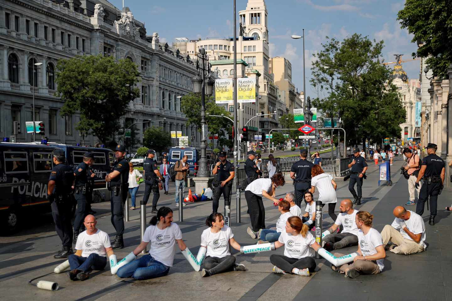 Protesta de Greenpeace contra el la moratoria que permite la circulación en Madrid Central.