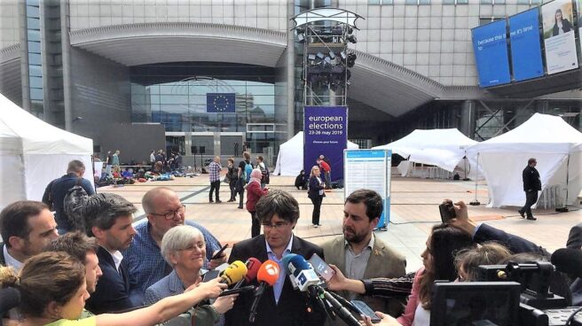 Carles Puigdemont atiende a los medios escoltado por Toni Comín.