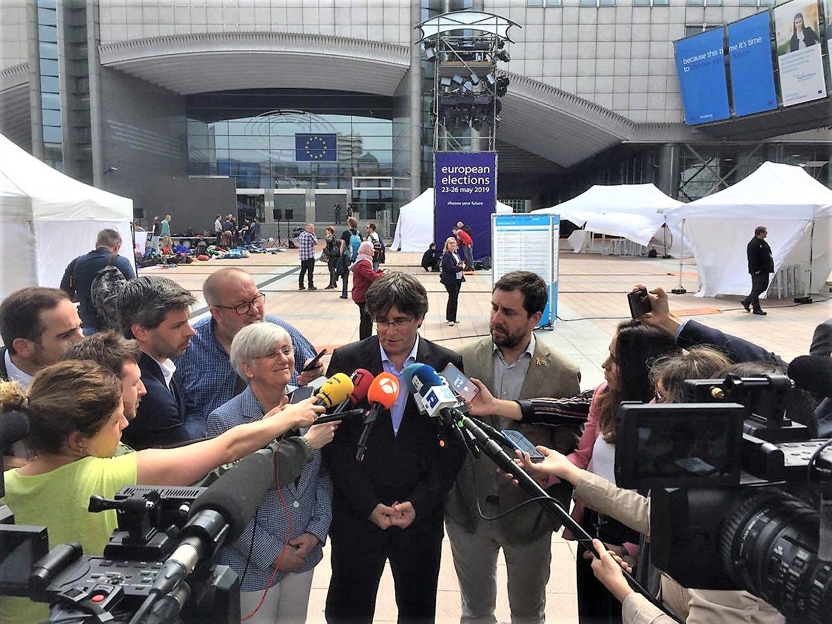Carles Puigdemont atiende a los medios escoltado por Toni Comín.