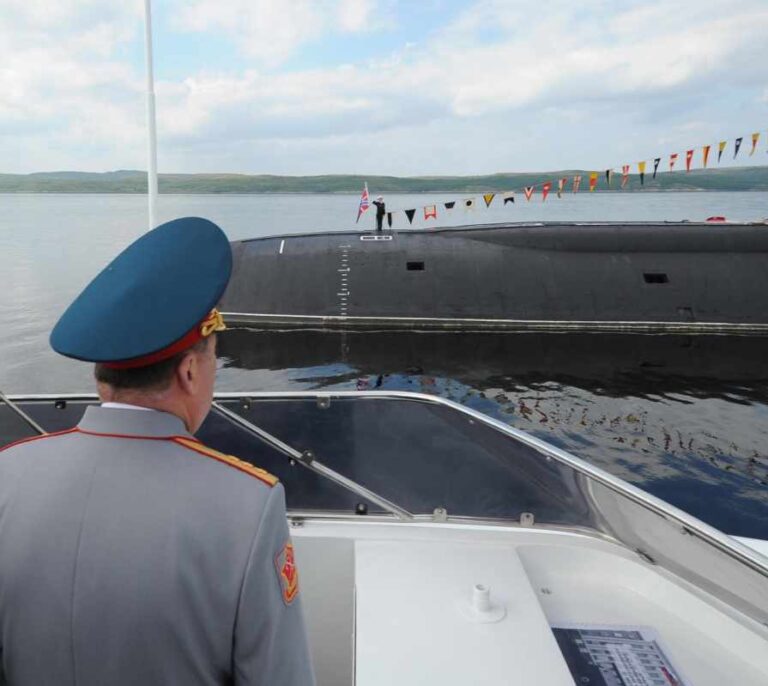 El submarino ruso incendiado era nuclear y estaba tripulado por capitanes de alto rango