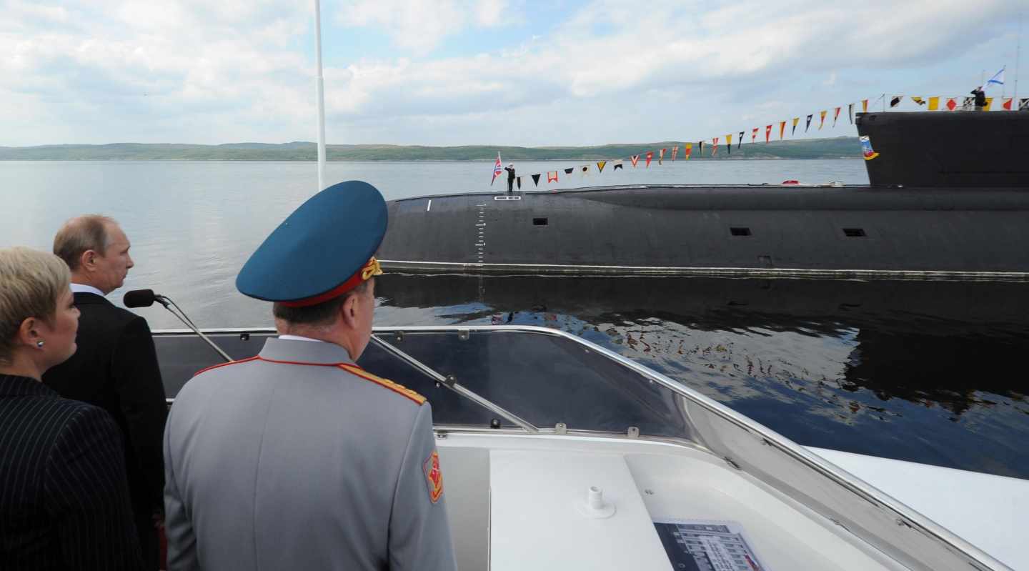 Vladimir Putin visita un submarino en la base militar naval de Severomorsk.