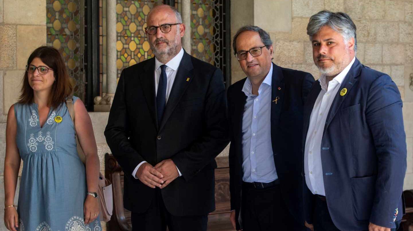 Quim Torra, junto a los líderes del grupo de Junts per Catalunya este jueves en el Parlament.