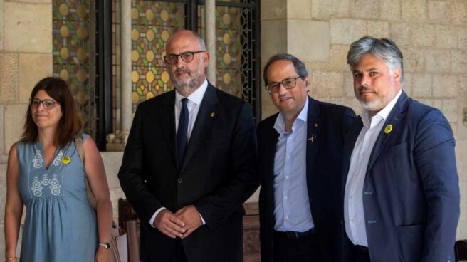 quim_torra_lazos_desobediencia Quim Torra, junto a los líderes del grupo de Junts per Catalunya este jueves en el Parlament.