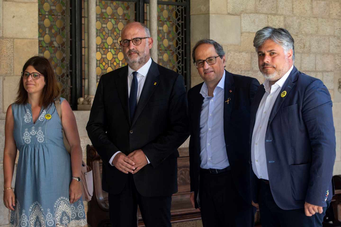 Quim Torra, junto a los líderes del grupo de Junts per Catalunya este jueves en el Parlament.