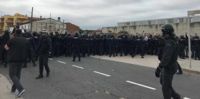 Guardias civiles, interviniendo en el polideportivo de Sant Julià de Ramis (Girona) el 1-O.