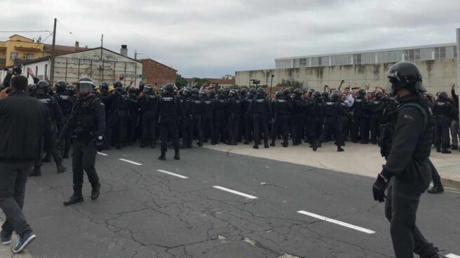 Los guardias civiles que ingresen en el Cuerpo tendrán que conocer el delito de rebelión Guardias civiles, interviniendo en el polideportivo de Sant Julià de Ramis (Girona) el 1-O.