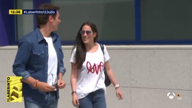 Malú sorprende acompañando a Albert Rivera a su salida del hospital