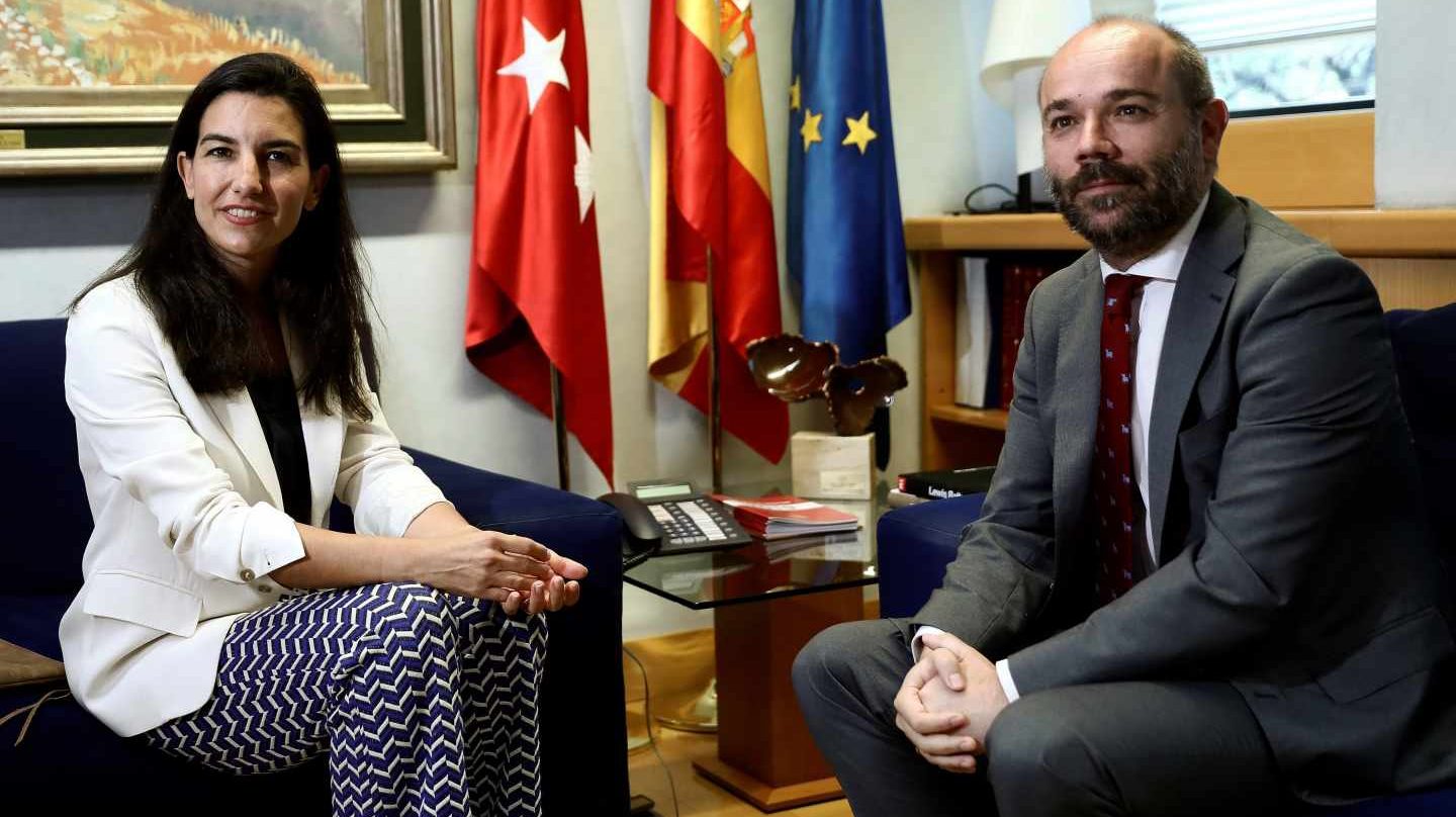 Rocío Monasterio (Vox) y el presidente de la Asamblea de Madrid, Juan Trinidad (Ciudadanos), reunidos este martes.