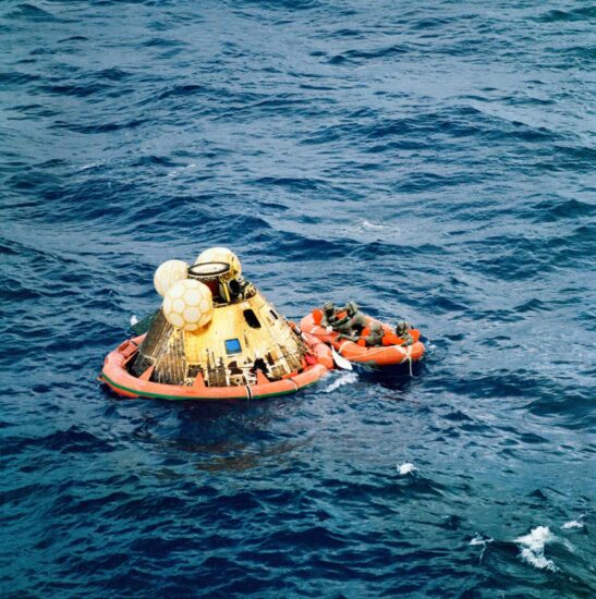 Los tres integrantes del Apolo 11 esperan en el módulo lunar tras amerizar en el Pacífico | NASA