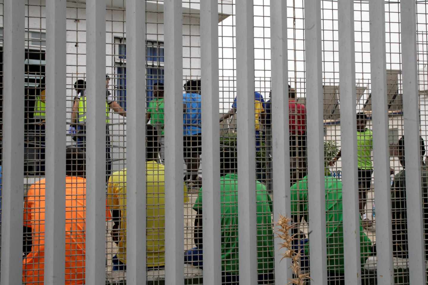 Inmigrantes subsaharianos tras el salto a la valla de Melilla.