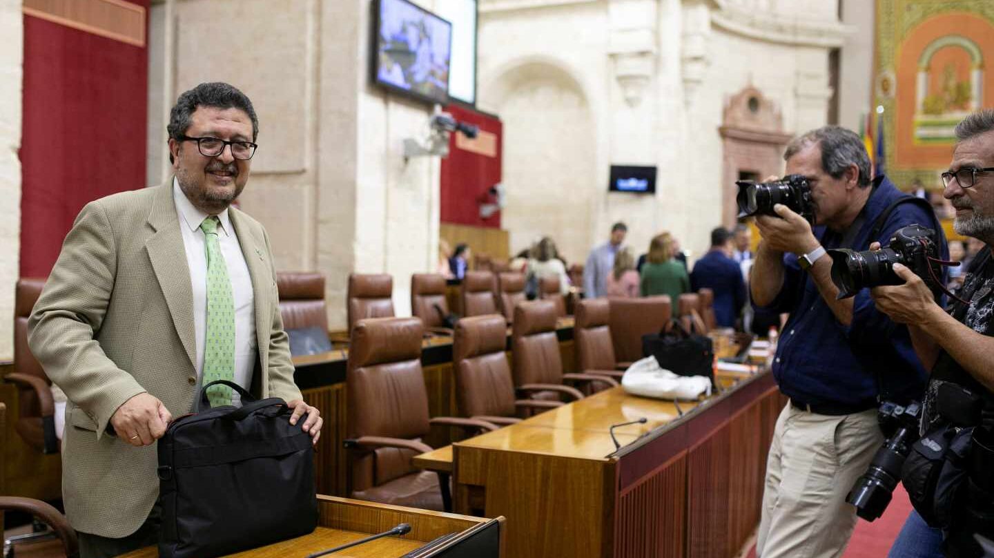 Francisco Serrano, en el hemiciclo del Parlamento de Andalucía.