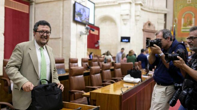 Francisco Serrano, en el hemiciclo del Parlamento de Andalucía.