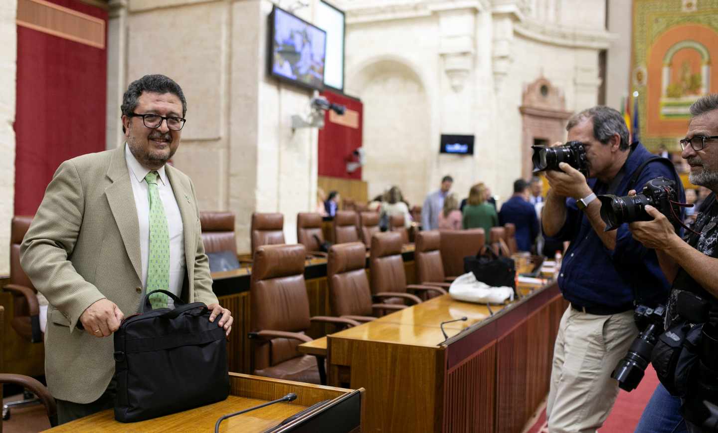 Francisco Serrano, en el hemiciclo del Parlamento de Andalucía.