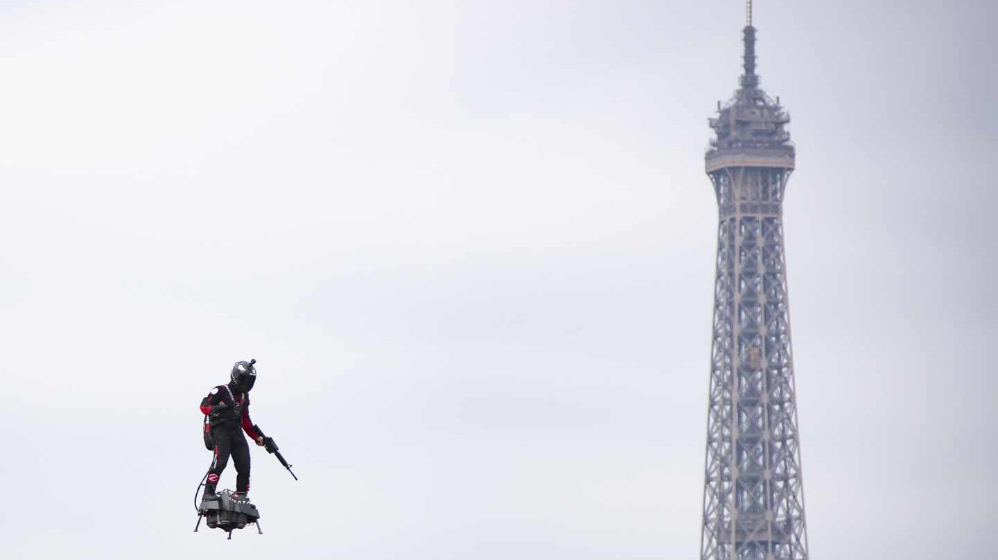 Francia ha exhibido este fin de semana su prototipo de soldado volador.