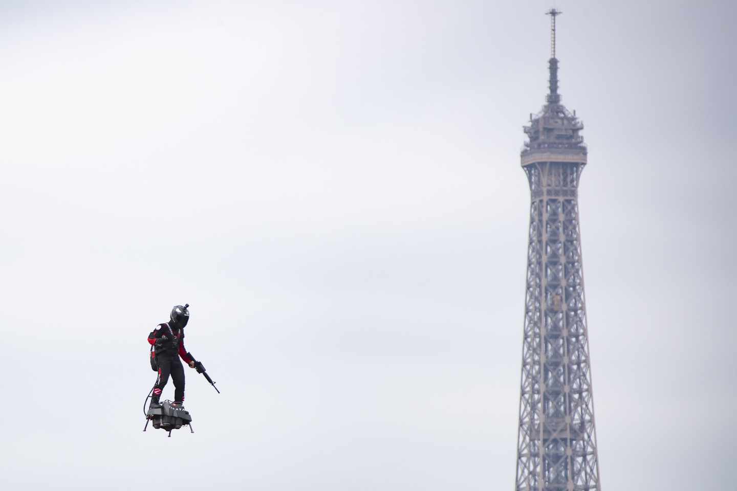 Francia ha exhibido este fin de semana su prototipo de soldado volador.