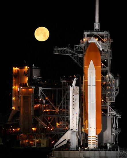 Un cohete y una luna llena en Cabo Cañaveral en 2009 | NASA/Bill Ingalls