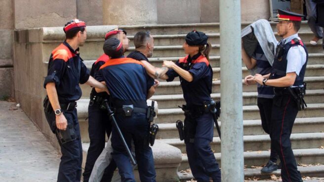 Un tío de la víctima de la 'manada de Manresa' intenta agredir a los acusados