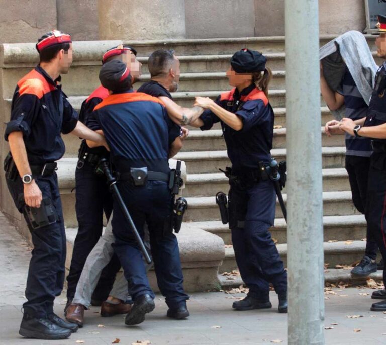 Un tío de la víctima de la 'manada de Manresa' intenta agredir a los acusados