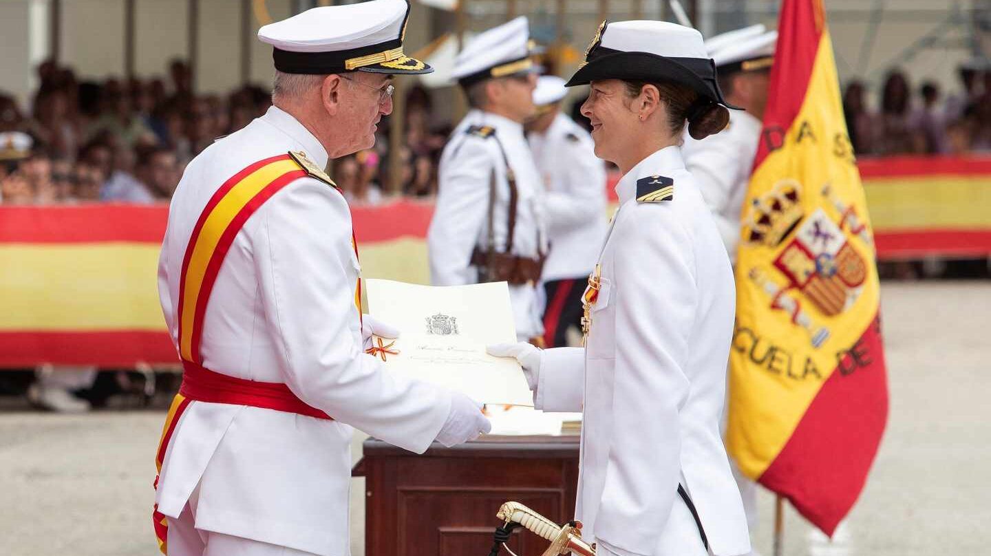 El almirante jefe de Estado Mayor de la Armada (AJEMA), almirante general Teodoro E. López Calderón, hace entrega a Vanessa Antuña Fernández, el despacho de sargento como "número uno" de la promoción LXXX