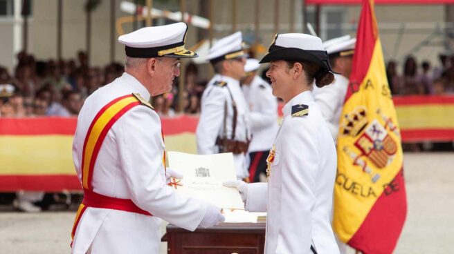 El almirante jefe de Estado Mayor de la Armada (AJEMA), almirante general Teodoro E. López Calderón, hace entrega a Vanessa Antuña Fernández, el despacho de sargento como "número uno" de la promoción LXXX