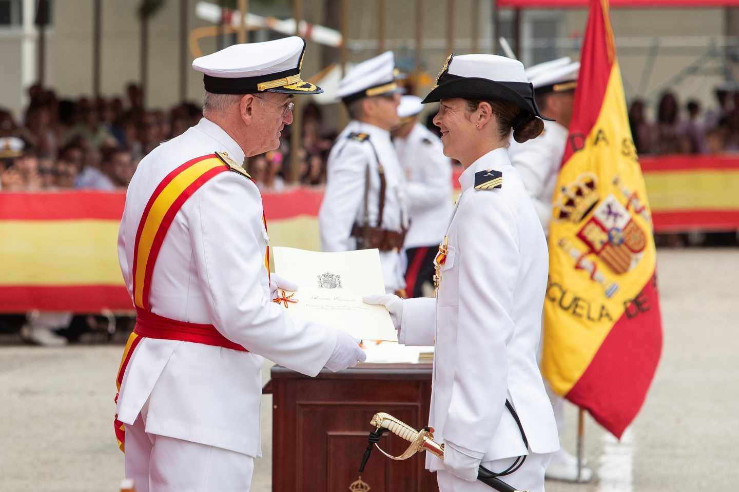 El almirante jefe de Estado Mayor de la Armada (AJEMA), almirante general Teodoro E. López Calderón, hace entrega a Vanessa Antuña Fernández, el despacho de sargento como "número uno" de la promoción LXXX
