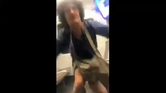 Captura del vídeo en el que una mujer increpa a varias personas en el transporte público de Bilbao.