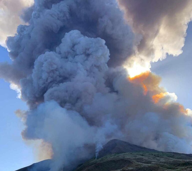 Al menos un muerto tras la violenta explosión del volcán Stromboli en Italia