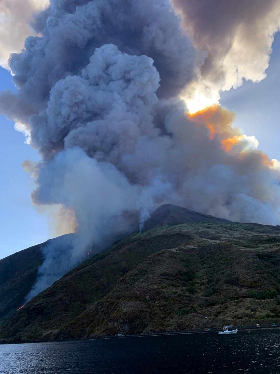 El volcán Stromboli ha entrado en erupción este miércoles en Italia, provocando al menos un muerto.