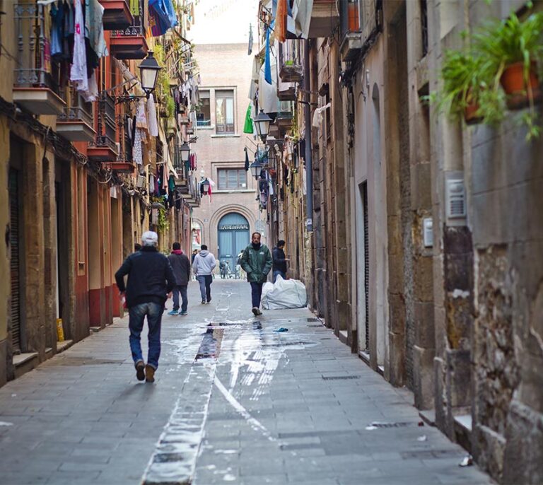 Un menor está gravemente herido por arma de fuego en el Raval de Barcelona