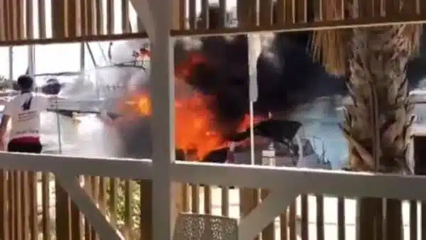 Vídeo del espectacular incendio de una embarcación en Torrevieja