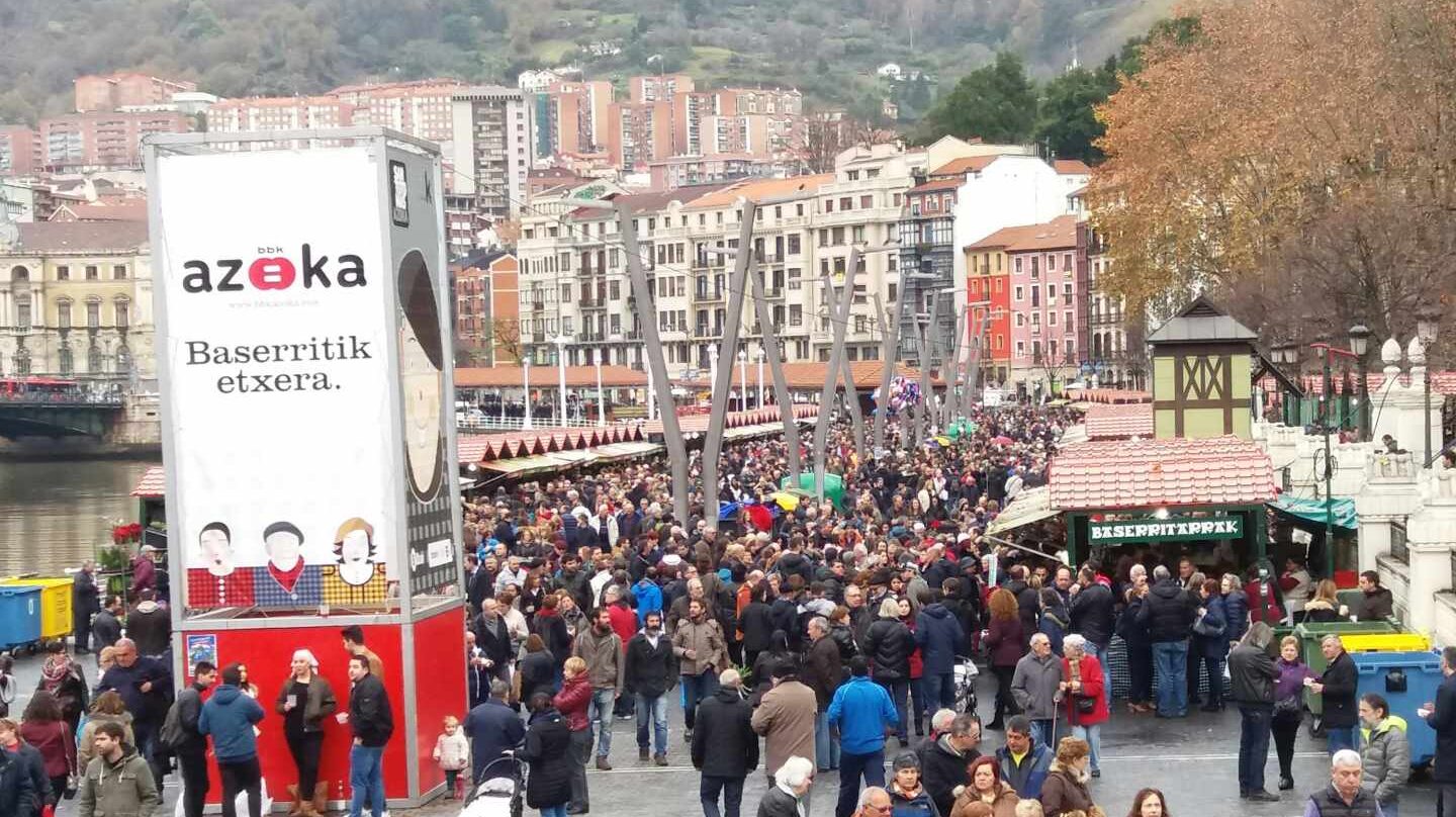 Miles de personas en la Feria de Santo Tomas en Bilbao.