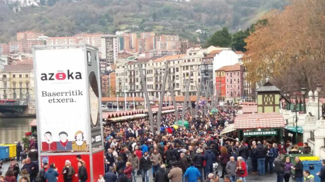 Miles de personas en la Feria de Santo Tomas en Bilbao.