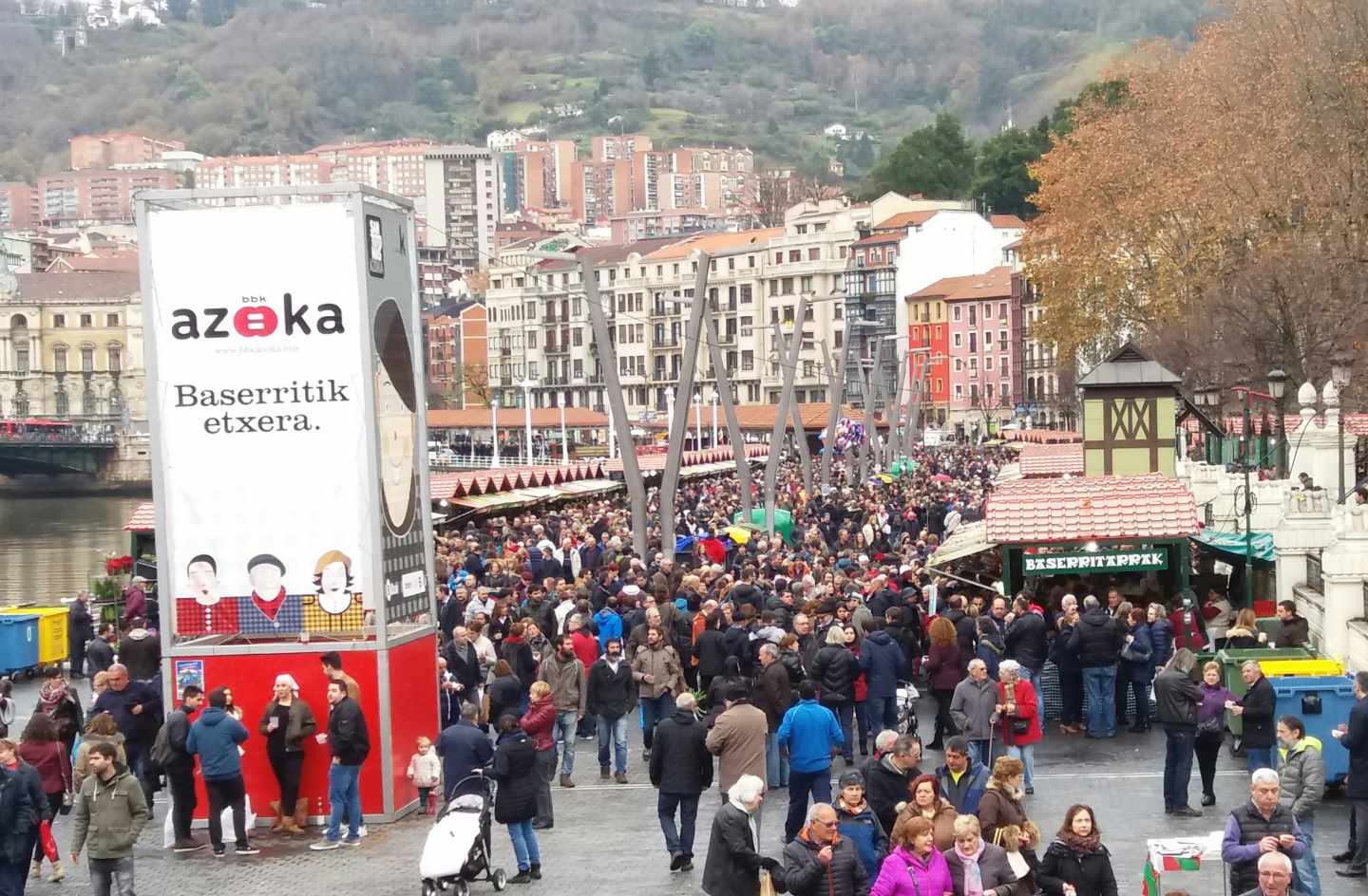Miles de personas en la Feria de Santo Tomas en Bilbao.