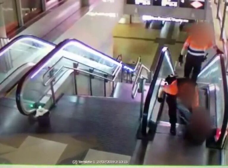 Dos vigilantes golpean a un hombre negro en el intercambiador Avenida de América