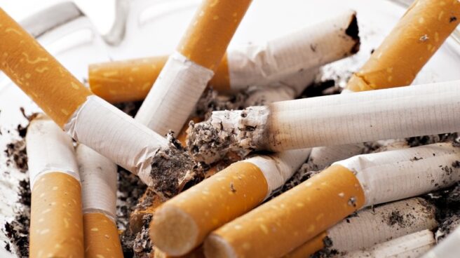 Imagen de archivo de cigarrillos Cigarrillos apagados en un cenicero