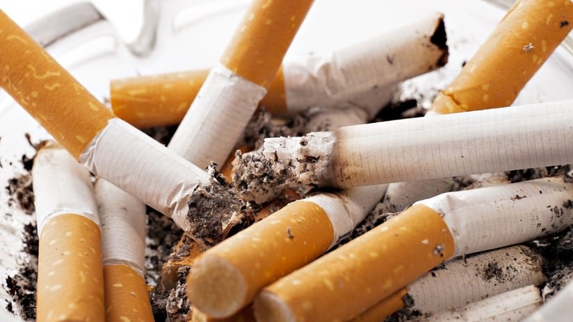 Cigarrillos apagados en un cenicero
