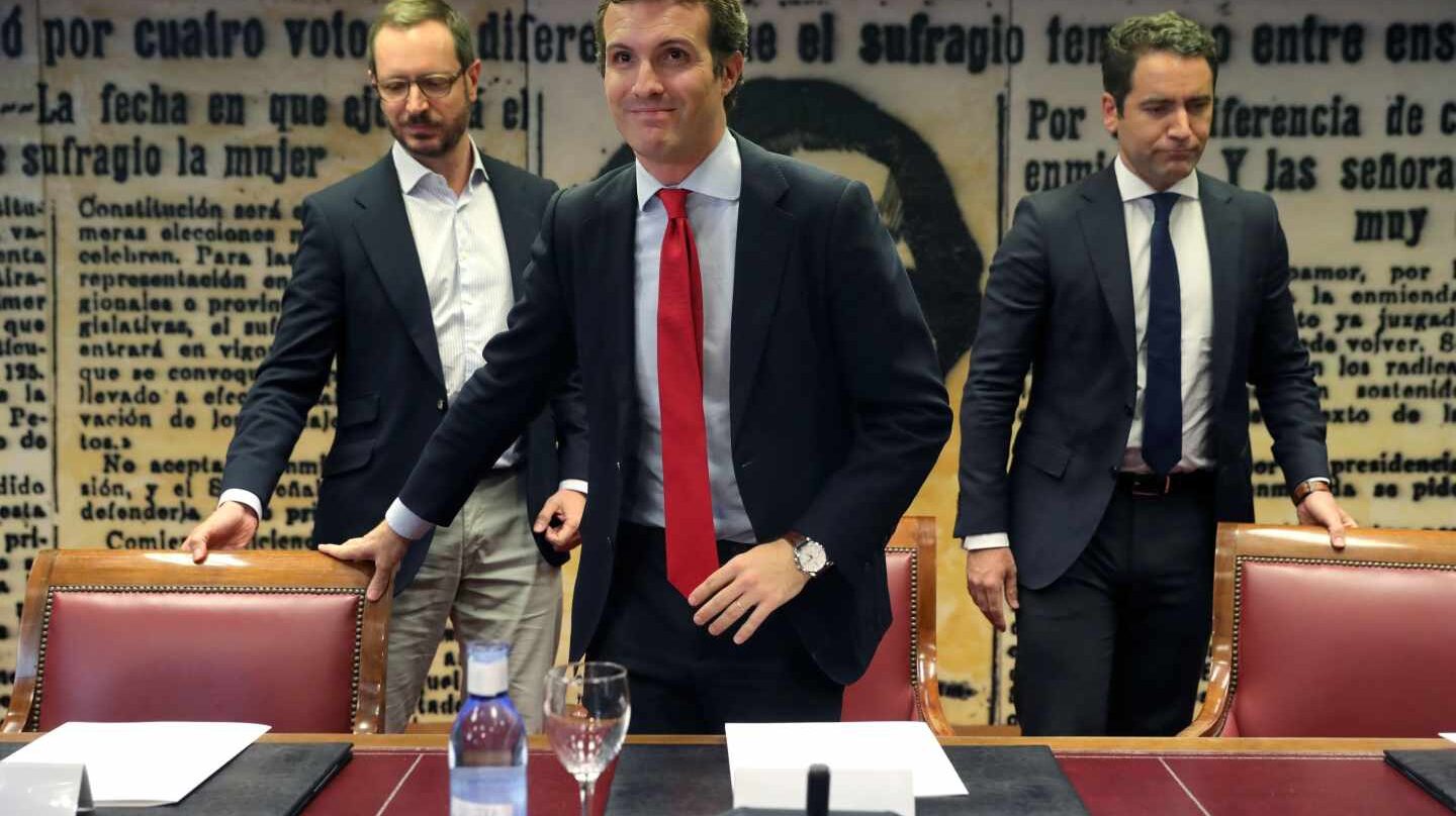 El líder del PP, Pablo Casado (c), junto al secretario general, Teodoro García Egea (d), y Javier Maroto