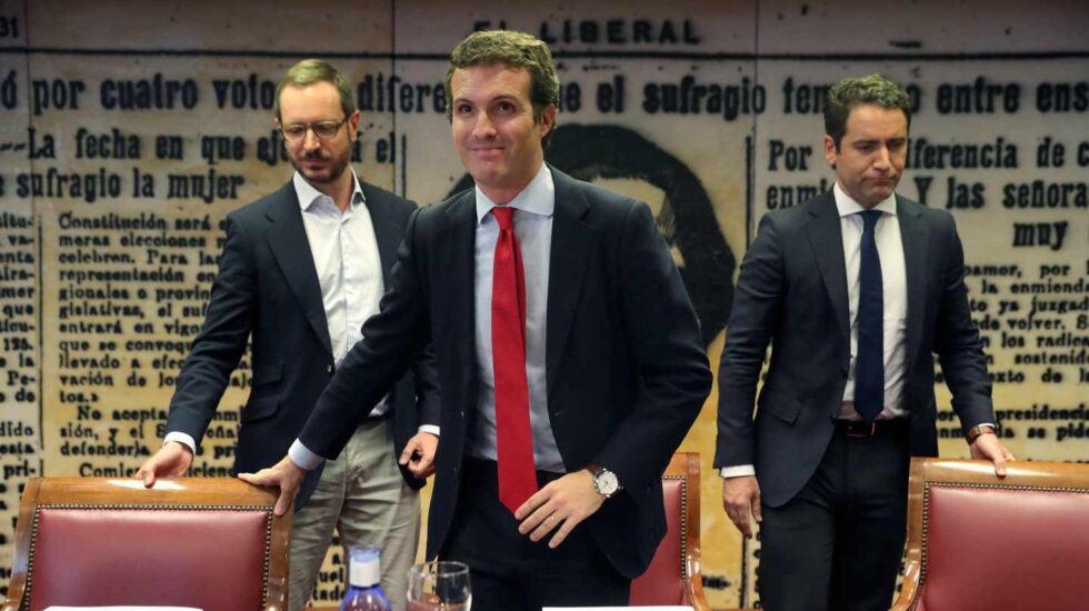 El líder del PP, Pablo Casado (c), junto al secretario general, Teodoro García Egea (d), y Javier Maroto