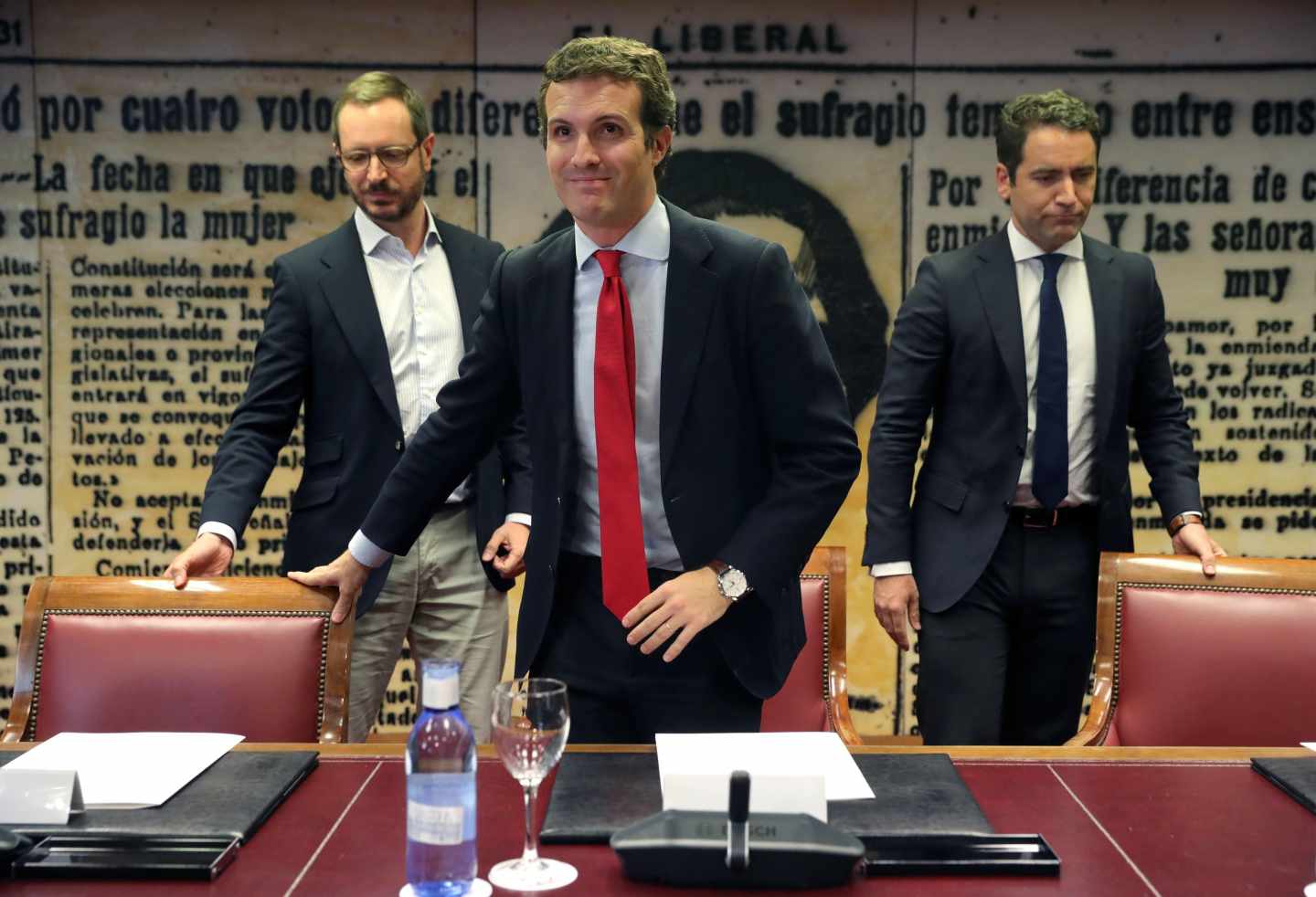 El líder del PP, Pablo Casado (c), junto al secretario general, Teodoro García Egea (d), y Javier Maroto