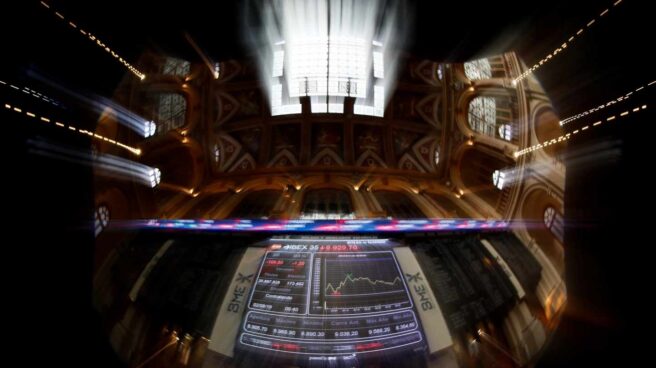 Paneles del Ibex 35, que ha sufrido una caída considerable por la crisis en Ucrania Paneles de cotización en el interior de la Bolsa de Madrid.