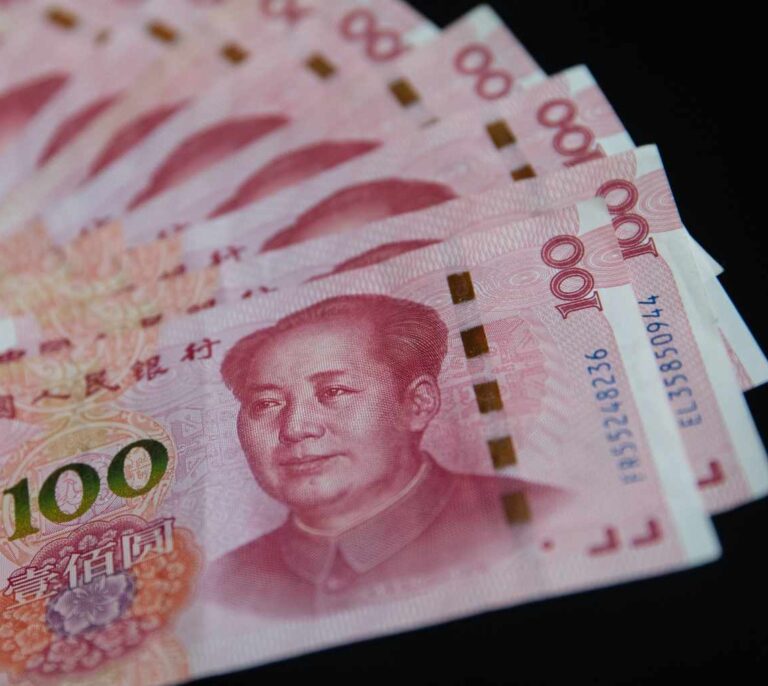 China amenaza a Trump con una guerra de divisas y agrava la tensión en los mercados