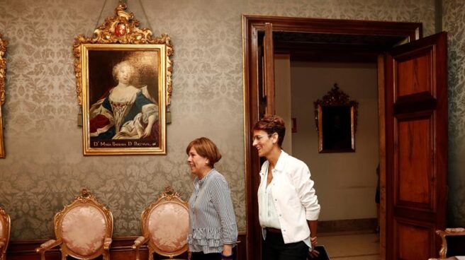 Uxue Barkos, la presidenta saliente, junto a la nueva presidenta, María Chivite, ayer en el traspaso de poderes.